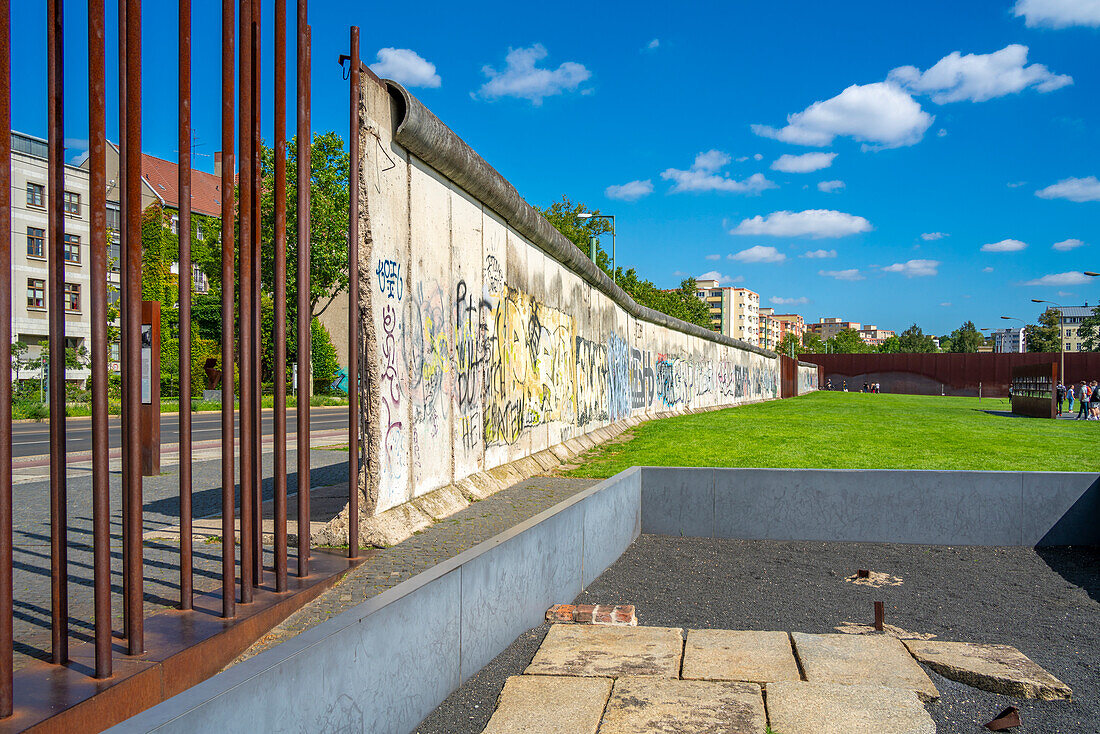 Blick auf ein Stück der Mauer an der Gedenkstätte Berliner Mauer,Gedenkstätte Park,Bernauer Straße,Berlin,Deutschland,Deutschland,Europa