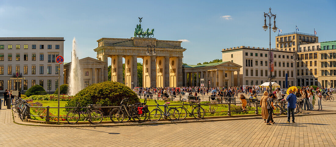 Blick auf das Brandenburger Tor und Besucher auf dem Pariser Platz an einem sonnigen Tag,Mitte,Berlin,Deutschland,Europa