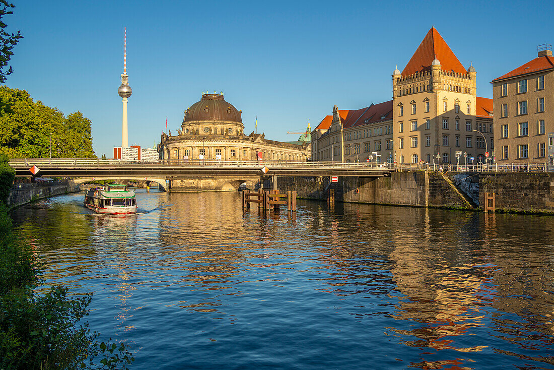 Blick auf Spree und Bode-Museum,Museumsinsel,UNESCO-Welterbe,Berlin Mitte,Berlin,Deutschland,Europa