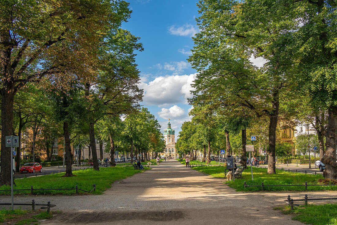 Blick auf das Schloss Charlottenburg von der Schlossrasse,Berlin,Deutschland,Europa