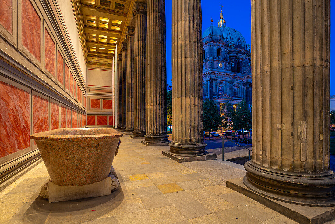 Blick auf den Berliner Dom vom Neuen Museum aus gesehen in der Abenddämmerung,Berlin,Deutschland,Europa