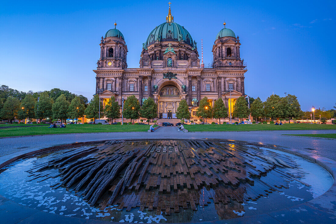 Blick auf den Berliner Dom vom Lustgarten aus in der Abenddämmerung,Berlin,Deutschland,Europa