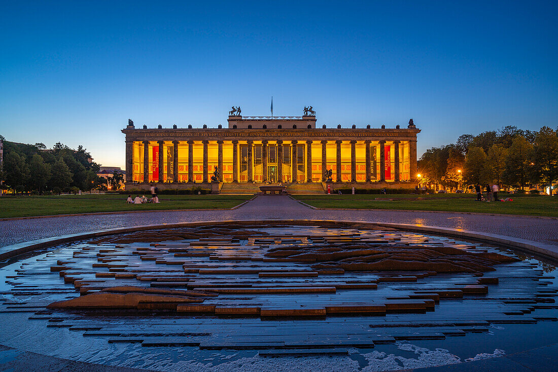 Blick auf das Neue Museum vom Lustgarten aus in der Abenddämmerung,Berlin,Deutschland,Europa