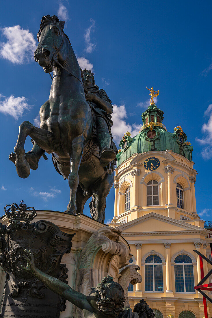 Blick auf Schloss Charlottenburg und Statue des Großen Kurfürsten Friedrich Wilhelm im Schloss Charlottenburg,Berlin,Deutschland,Europa