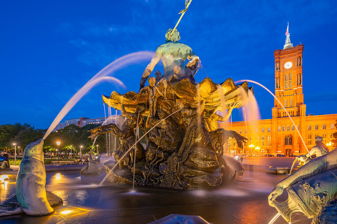 Blick auf das Rote Rathaus und den Neptunbrunnen in der Abenddämmerung, Panoramastraße,Berlin,Deutschland,Europa