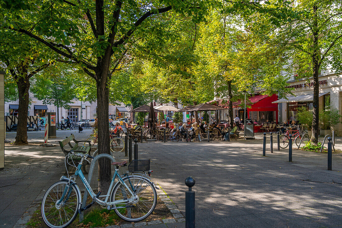 Blick auf Restaurant am baumbestandenen Kurfurstendamm in Berlin,Deutschland,Europa