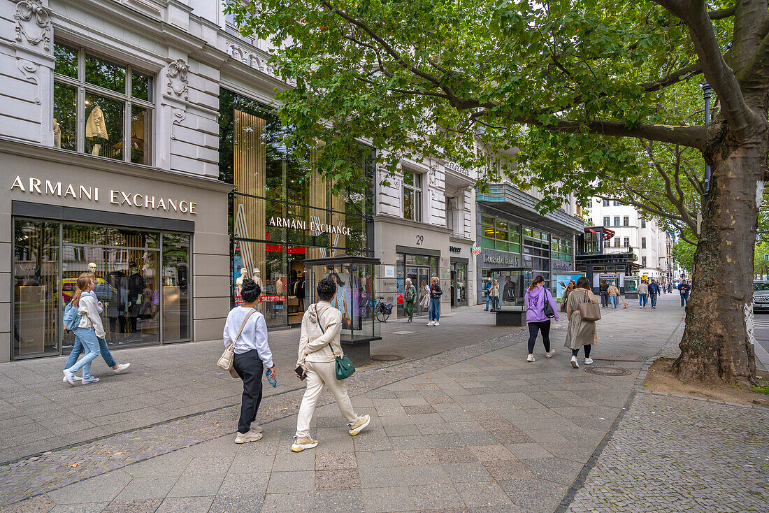 Blick auf die Geschäfte am baumbestandenen Kurfurstendamm in Berlin,Deutschland,Europa