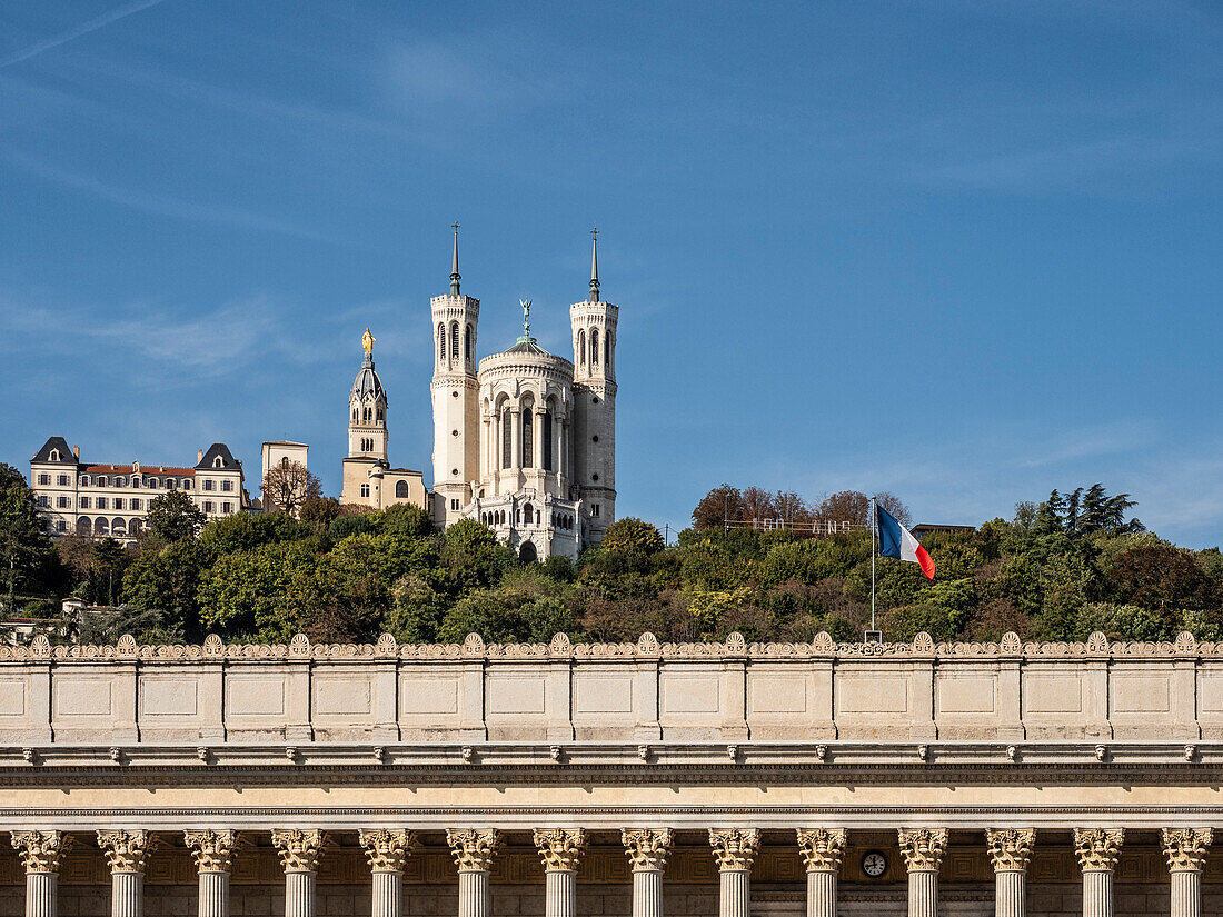 Palais de Justice mit der Basilika Notre Dame de Fourviere auf dem Hügel dahinter,Lyon,Auvergne-Rhone-Alpes,Frankreich,Europa
