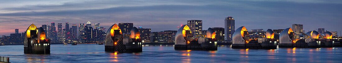 Thames Barrier Dämmerungspanorama mit Canary Wharf dahinter,London,England,Vereinigtes Königreich,Europa