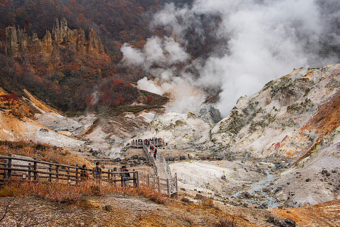 Pfad durch dampfende Schwefelgruben, Höllental, Shikotsu-Toya-Nationalpark, Noboribetsu, Hokkaido, Japan, Asien