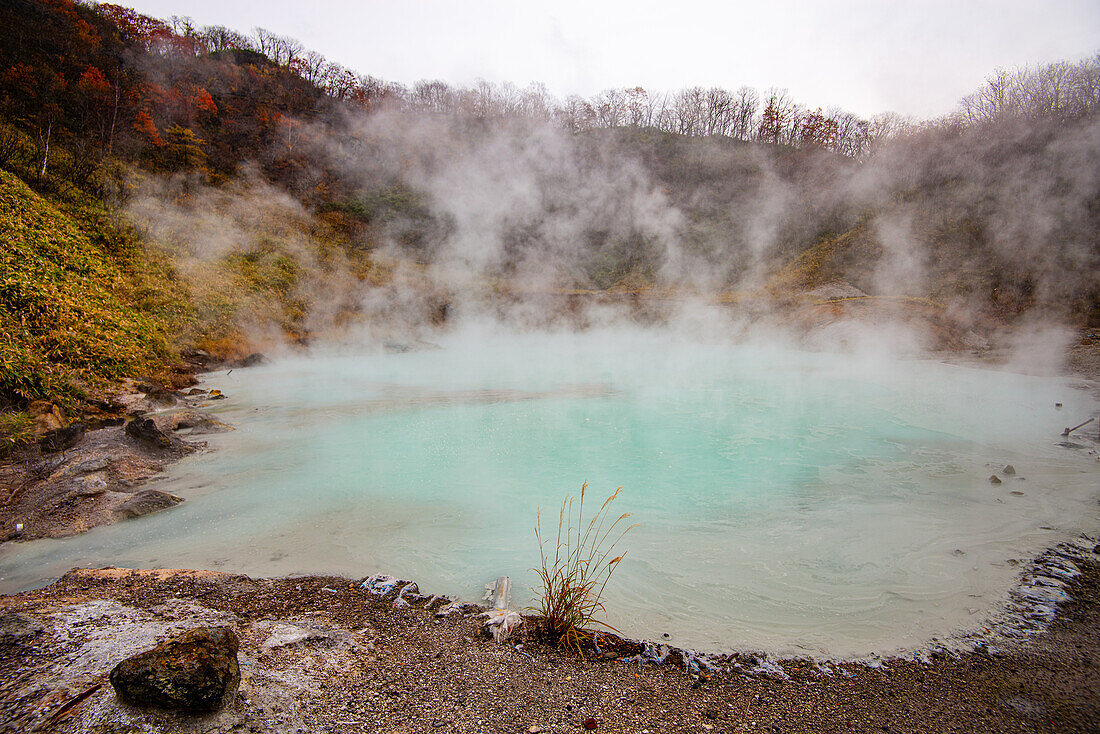 Dampfender türkisblauer vulkanischer Teich im Höllental, Noboribetsu, Hokkaido, Japan, Asien