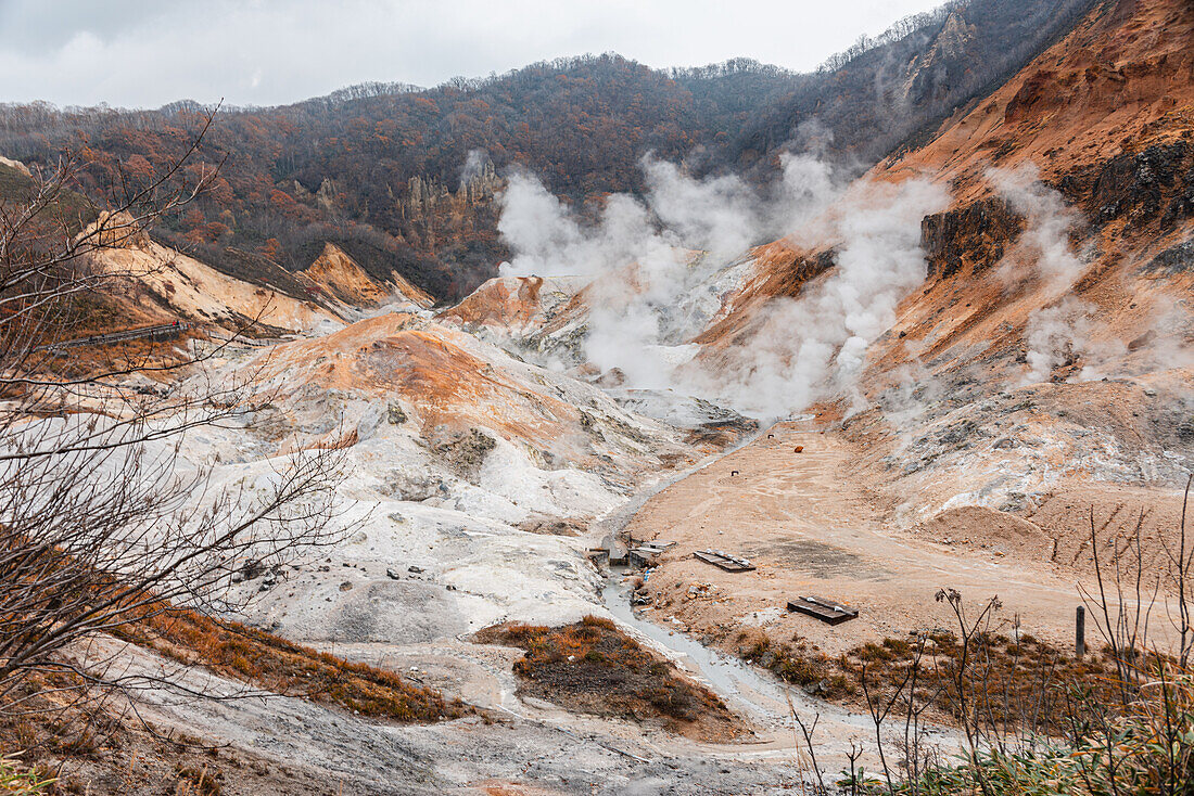 Dampfender Vulkan im Höllental, Noboribetsu, Hokkaido, Japan, Asien