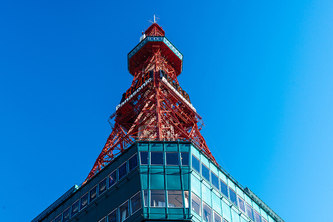 Nahaufnahme des Sapporo Tower vor blauem Himmel, Sapporo, Hokkaido, Japan, Asien