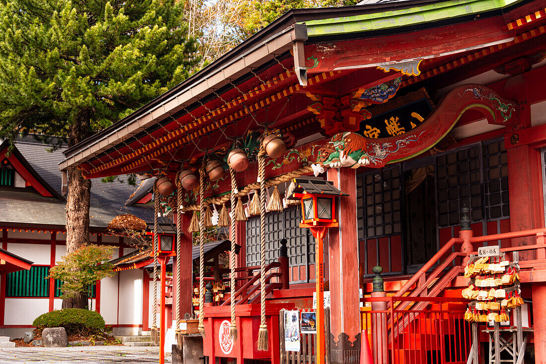Suzu hängt unter dem Dachvorsprung eines Shinto-Schreins in Japan,Asien