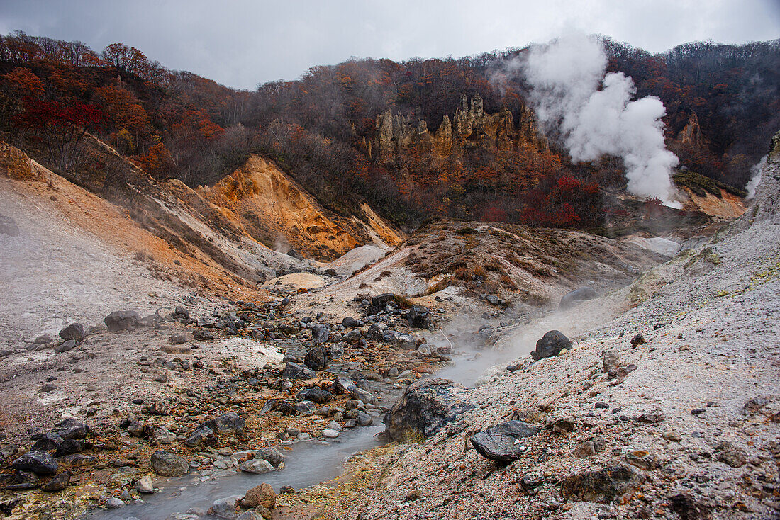Blick entlang des Höllentals im Herbst, Noboribetsu, Hokkaido, Japan, Asien