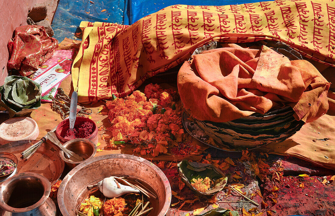 Eine religiöse Opfergabe aus bunten Blütenblättern, Farben, Puder und mehr in der Nähe eines Schreins in Bhaktapur, Nepal, Asien