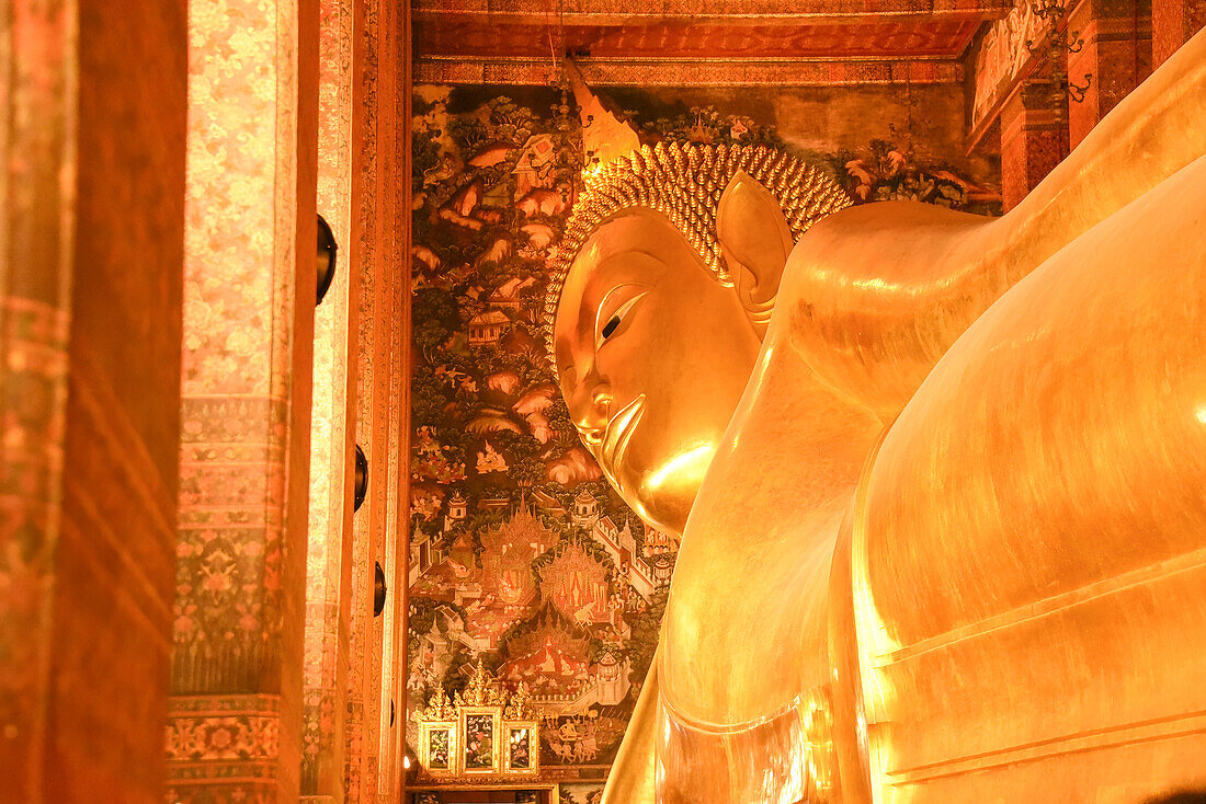 Der riesige goldene liegende Buddha im Wat Pho (Tempel des liegenden Buddhas), Bangkok, Thailand, Südostasien, Asien