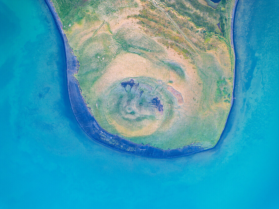 Vertikale Luftaufnahme eines alten Vulkans in der Nähe des Myvatn-Sees an einem Sommertag, Island, Polarregionen