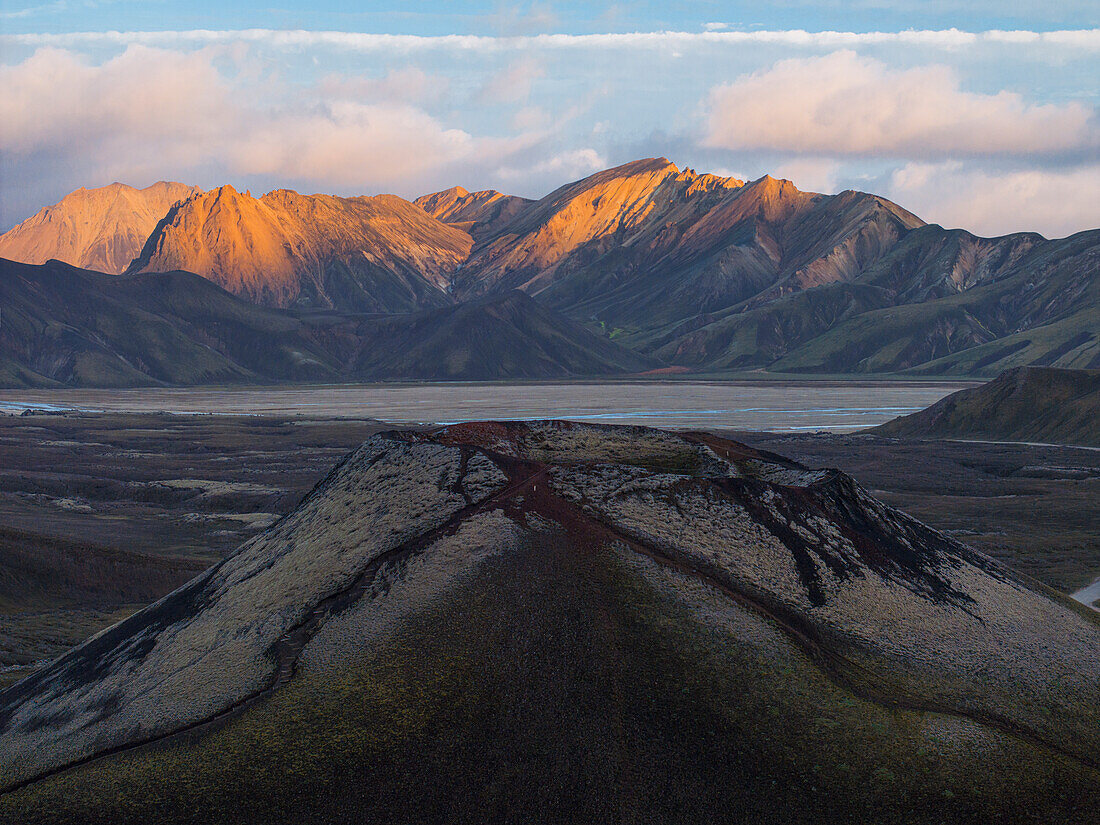 Luftaufnahme einer Drohne von einem kleinen Vulkan in der Gegend von Landmannalaugar an einem Sommertag, Island, Polarregionen