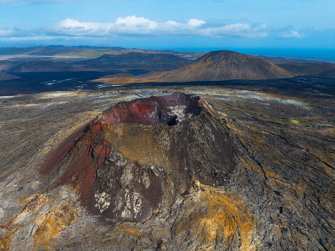 Luftaufnahme des Vulkankegels im Ausbruchsgebiet in der Nähe von Reykjavik, isländische Südküste, Island, Polarregionen