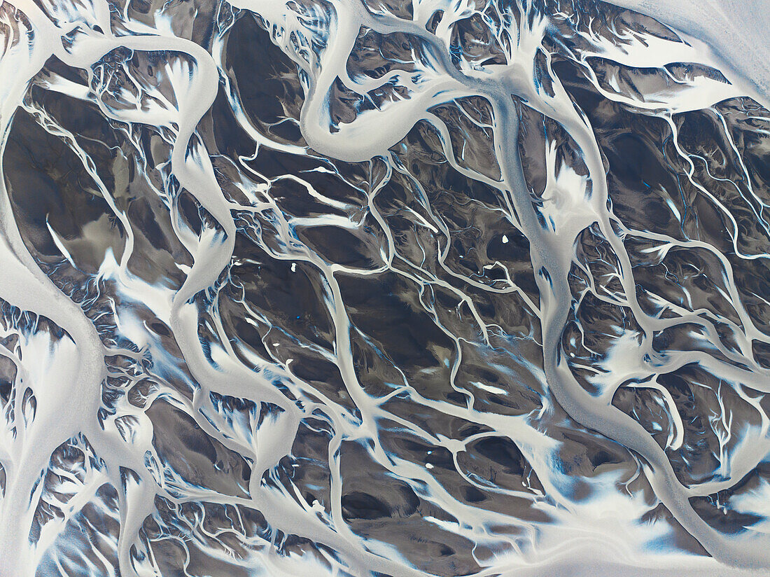 Abstrakte Luftaufnahme eines Flusses an einem Sommertag entlang der Südküste Islands, Island, Polarregionen