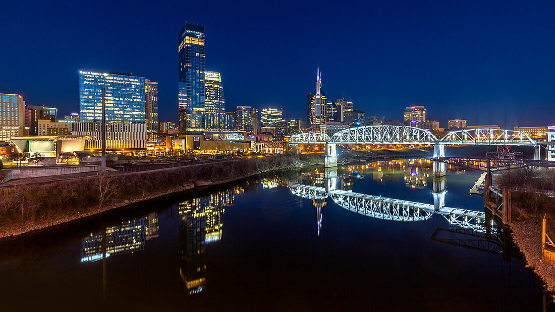 Skyline Spiegelung bei Nacht,Cumberland River,Nashville,Tennessee,Vereinigte Staaten von Amerika,Nordamerika