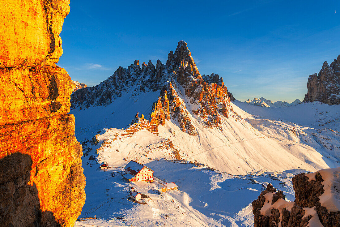 Wintersonnenuntergang auf dem Paterno und der schneebedeckten Locatelli Hütte, Drei Zinnen, Sexten, Dolomiten, Südtirol, Italien, Europa