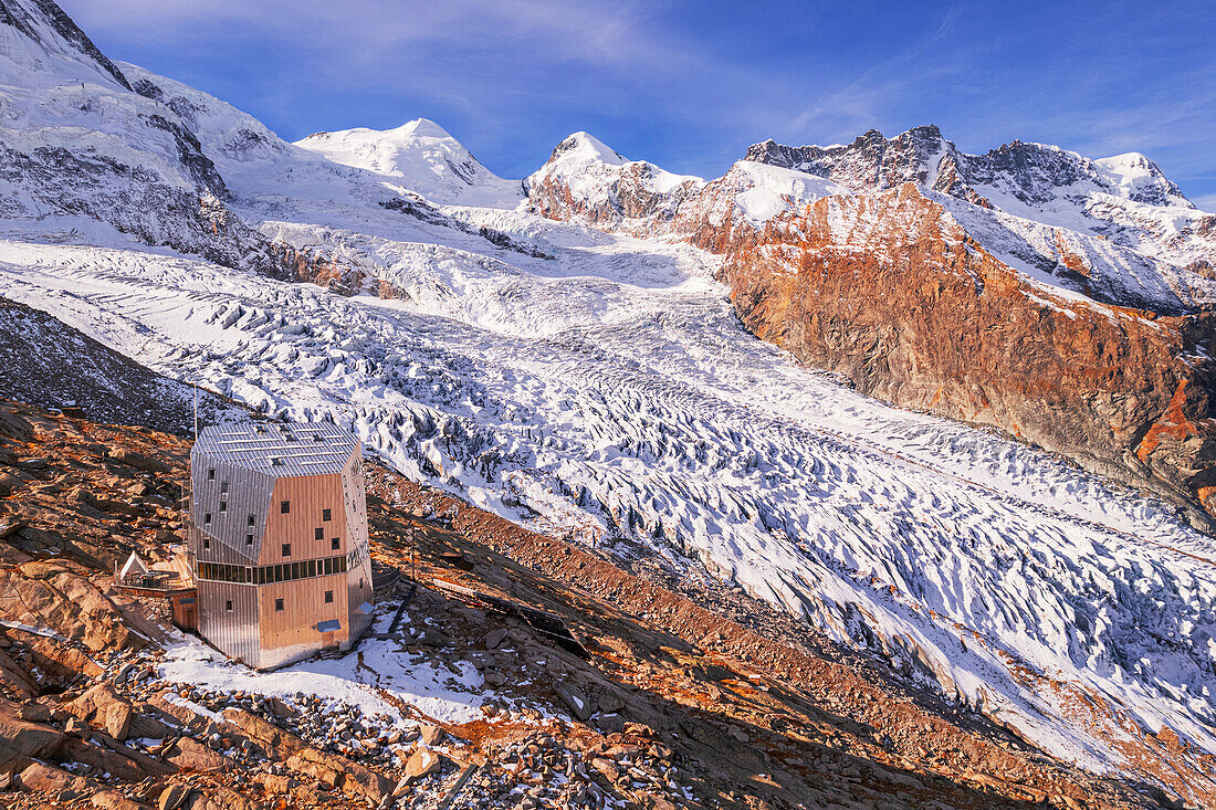 Blick auf die Monte-Rosa-Hütte auf dem Gornergletscher mit den Gipfeln des Monte Rosa im Hintergrund, Morgenansicht, Zermatt, Kanton Wallis, Schweiz, Europa
