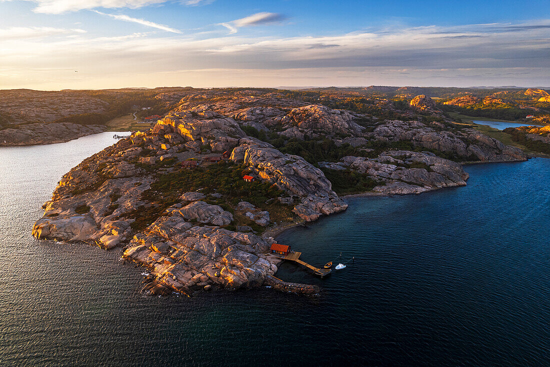 Einsame Hütten auf einer felsigen Granitinsel vor der Küste von Bohuslan, Luftaufnahme bei Sonnenuntergang, Bohuslan, Vastra Gotaland, Westschweden, Schweden, Skandinavien, Europa