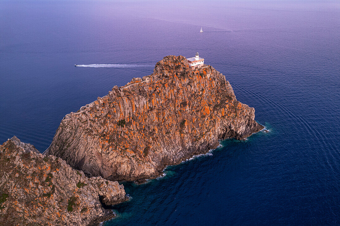 Blick von oben auf den Leuchtturm von Ponza (Leuchtturm Punta della Guardia) auf einem Basaltfelsen in der Abenddämmerung, Insel Ponza, Tyrrhenisches Meer, Pontinische Inseln, Provinz Latina, Latium (Lazio), Italien, Europa