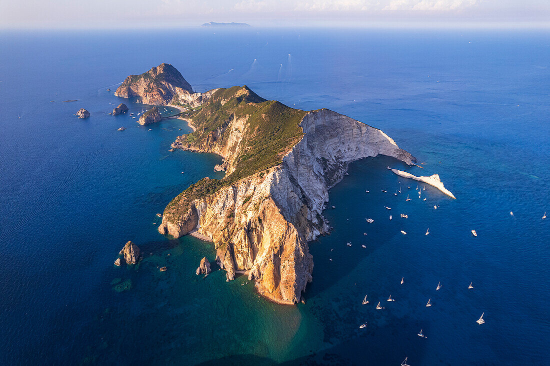 Luftaufnahme der Insel Palmarola, mit Booten, die im blauen Wasser der Bucht von Brigantina ankern, Insel Palmarola, Gemeinde Ponza, Tyrrhenisches Meer, Pontinische Inseln, Provinz Latina, Latium (Lazio), Italien, Europa