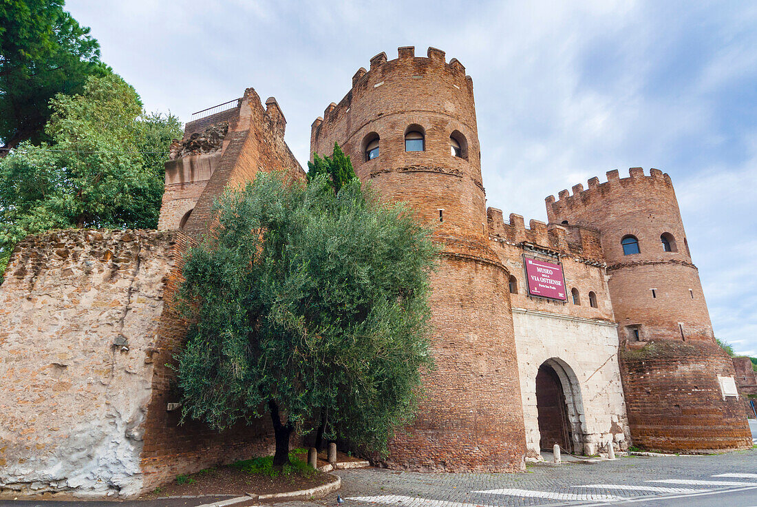 Porta San Paolo (St. Paulus Gate),Roman Aurelian Walls (Mura Aureliane),UNESCO World Heritage Site,Rome,Latium (Lazio),Italy,Europe
