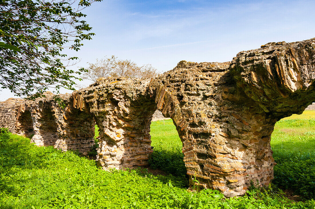 Ruinen des Aquädukts des großen Nymphäums in der römischen Villa der Quintilii, Via Appia, Rom, Latium (Lazio), Italien, Europa