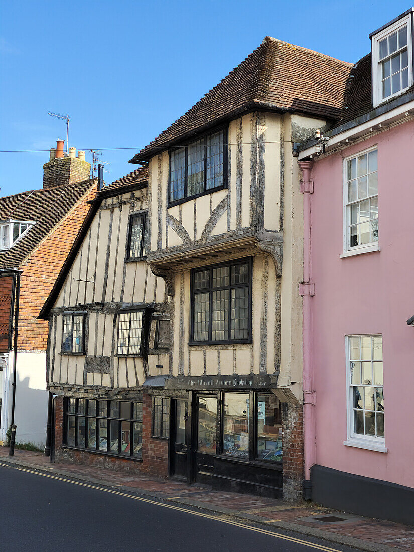 High Street und Buchhandlung aus dem 15. Jahrhundert,Lewes,East Sussex,England,Vereinigtes Königreich,Europa