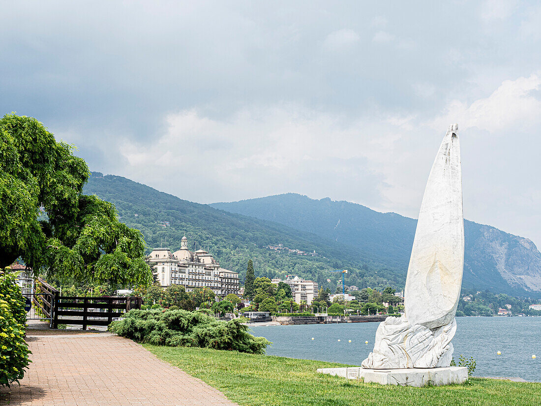 Segelboot-Statue (La Vela,) am Ufer von Stresa, Lago Maggiore, Italienische Seen, Piemont, Italien, Europa
