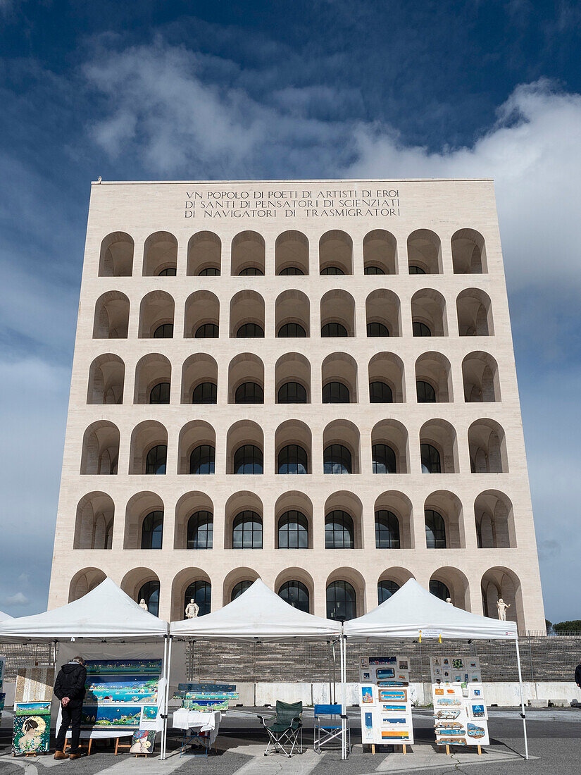 Kunsthandwerkermarkt vor dem Palazzo della Civilta (Platz des Kolosseums), Mussolini-Architektur, EUR-Viertel, Rom, Latium, Italien, Europa