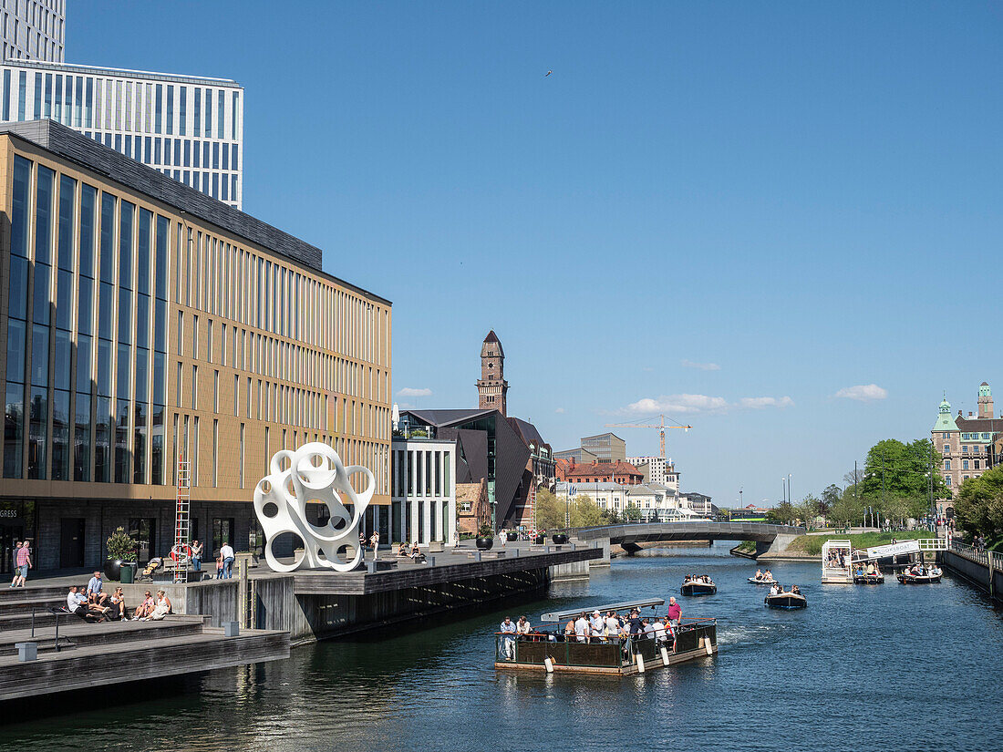 Boote auf dem Fluss vor der Kongresshalle, Waterfront, Malmö, Schweden, Skandinavien, Europa