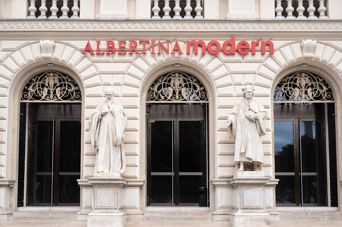 Fassade der Albertina Moderne Kunstgalerie (ehemals Kunstlerhaus),Wien,Österreich,Europa