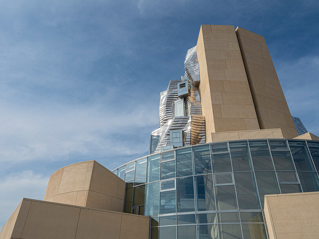 Der Turm von Frank Gehry, Kunstzentrum LUMA, Parc des Ateliers, Arles, Provence, Frankreich, Europa