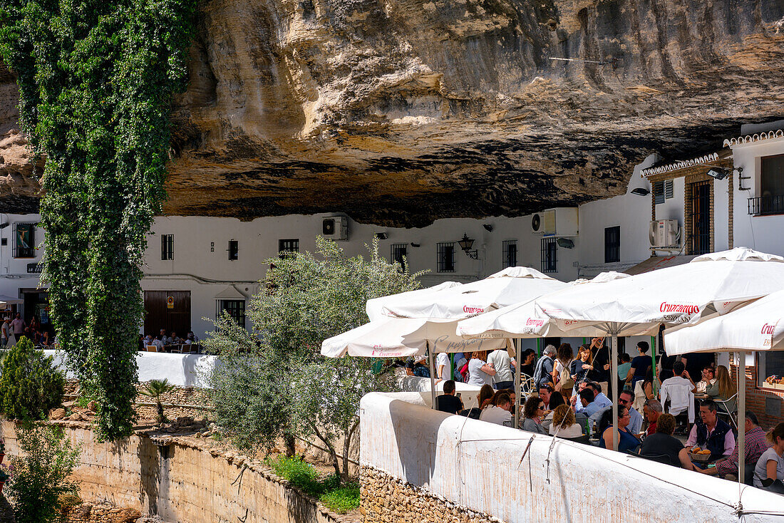 Straße mit weißen Häusern unter einem Felsen in Setenil de las Bodegas, Region Pueblos Blancos, Andalusien, Spanien, Europa