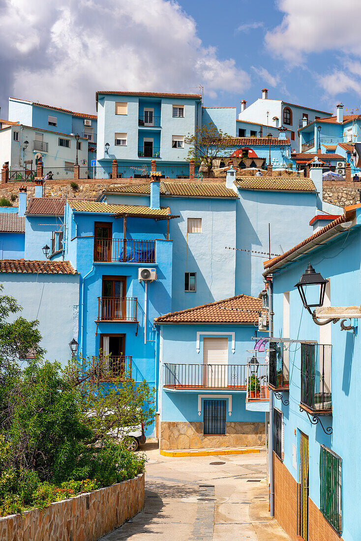 Dorfstraße in blau gestrichenem Schlumpfhaus in Juzcar, Region Pueblos Blancos, Andalusien, Spanien, Europa
