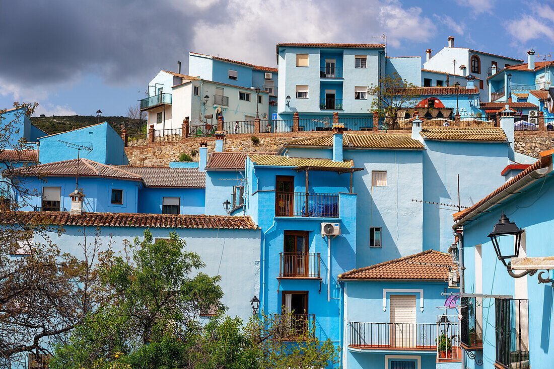 Dorfstraße in blau gestrichenem Schlumpfhaus im Dorf Juzcar, Region Pueblos Blancos, Andalusien, Spanien, Europa