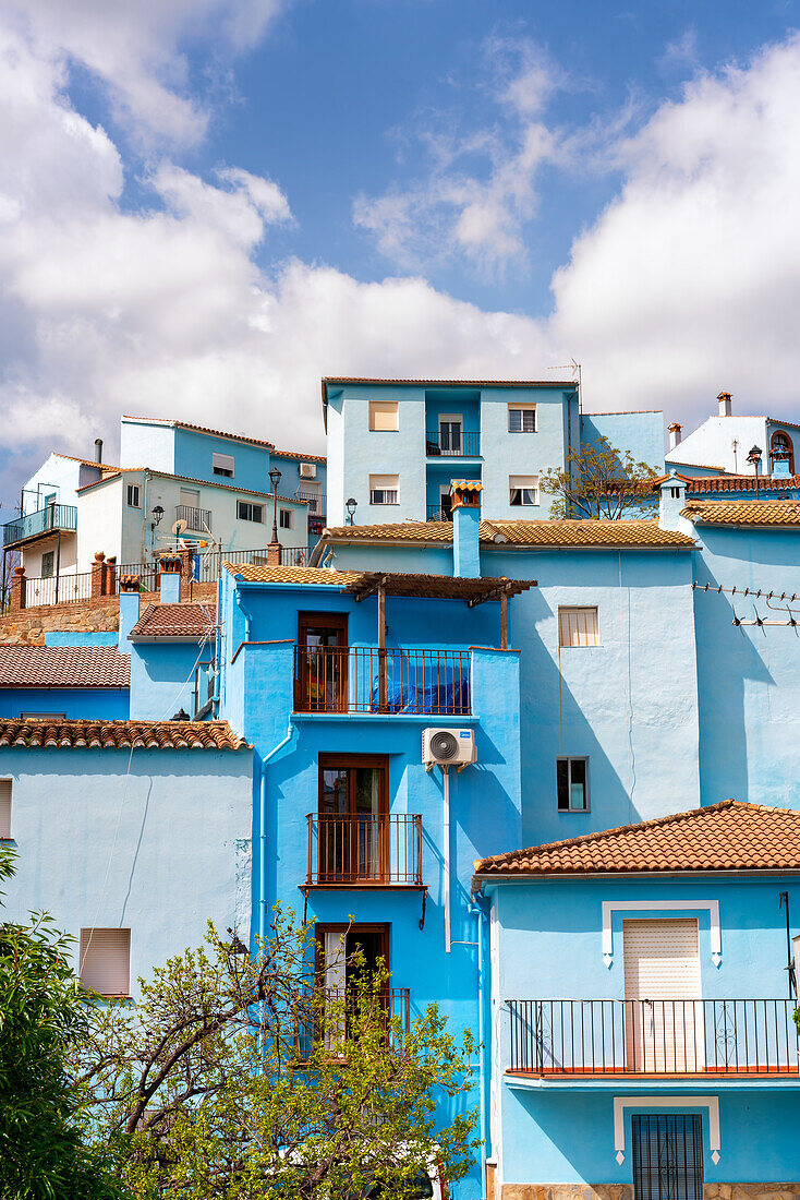 Straße in blau bemaltem Schlumpfhaus Dorf Juzcar,Pueblos Blancos Region,Andalusien,Spanien,Europa