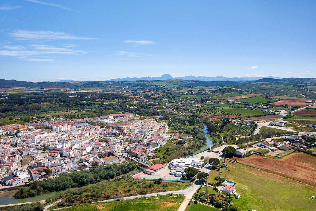 Drohnen-Luftaufnahme des Dorfes Arcos de la Frontera in der Region Pueblos Blancos, Andalusien, Spanien, Europa