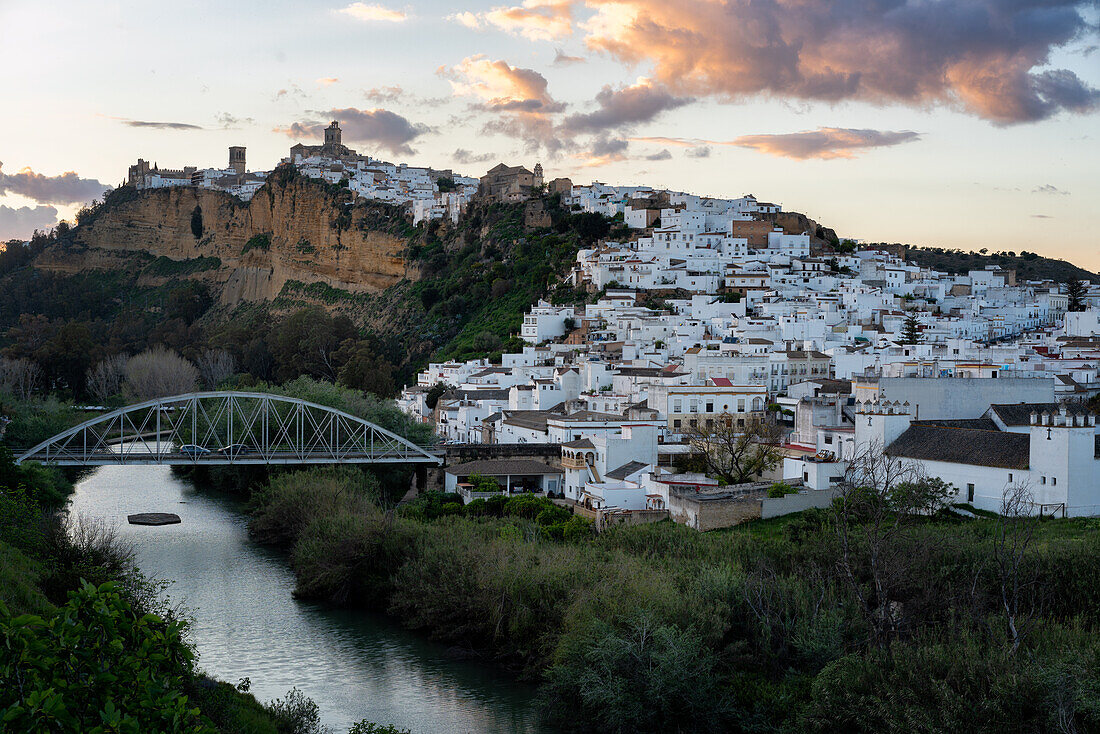 Arcos de la Frontera Blick auf den Sonnenuntergang in der Pueblos Blancos Region,Andalusien,Spanien,Europa
