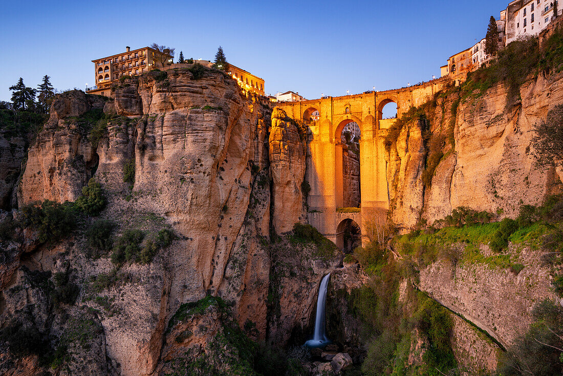 Blick auf Ronda mit schöner Brücke und Wasserfall und traditionellem weißen Dorf in der Region Pueblos Blancos, Andalusien, Spanien, Europa