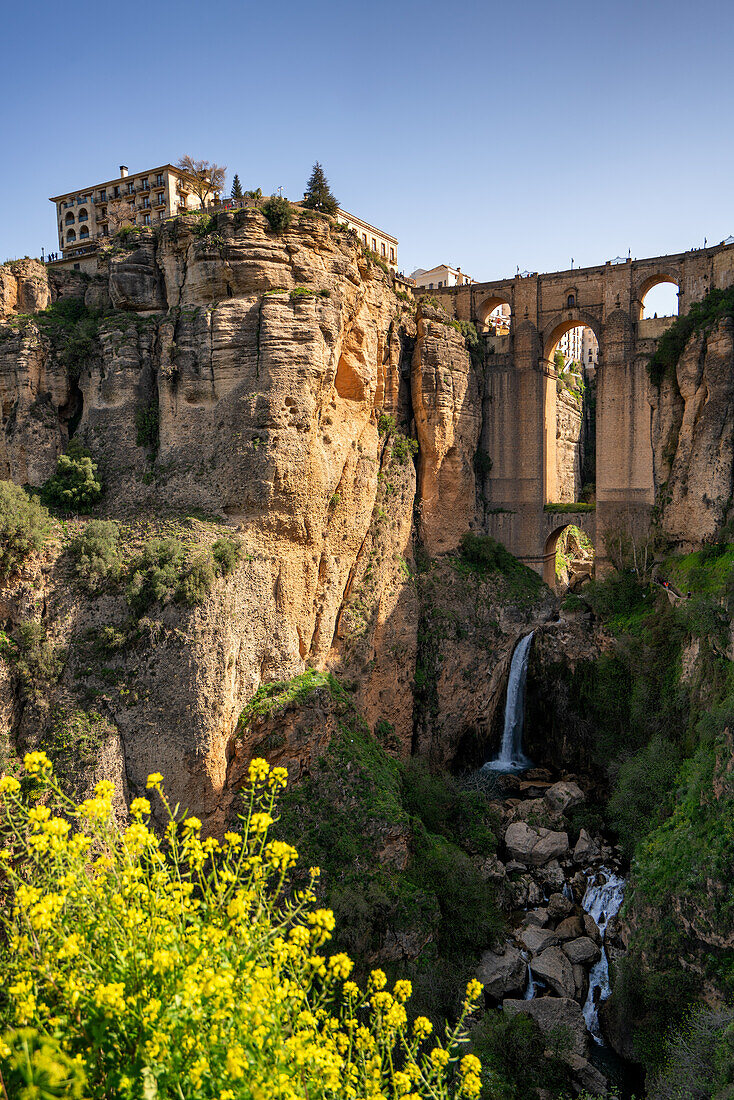 Schöne Brücke und Wasserfall und traditionelles weißes Dorf von Ronda, Pueblos Blancos, Andalusien, Spanien, Europa