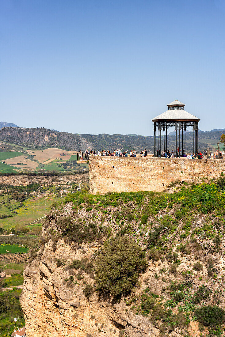 Aussichtspunkt des historischen weißen Dorfes mit Musikpavillon, Ronda, Pueblos Blancos, Andalusien, Spanien, Europa