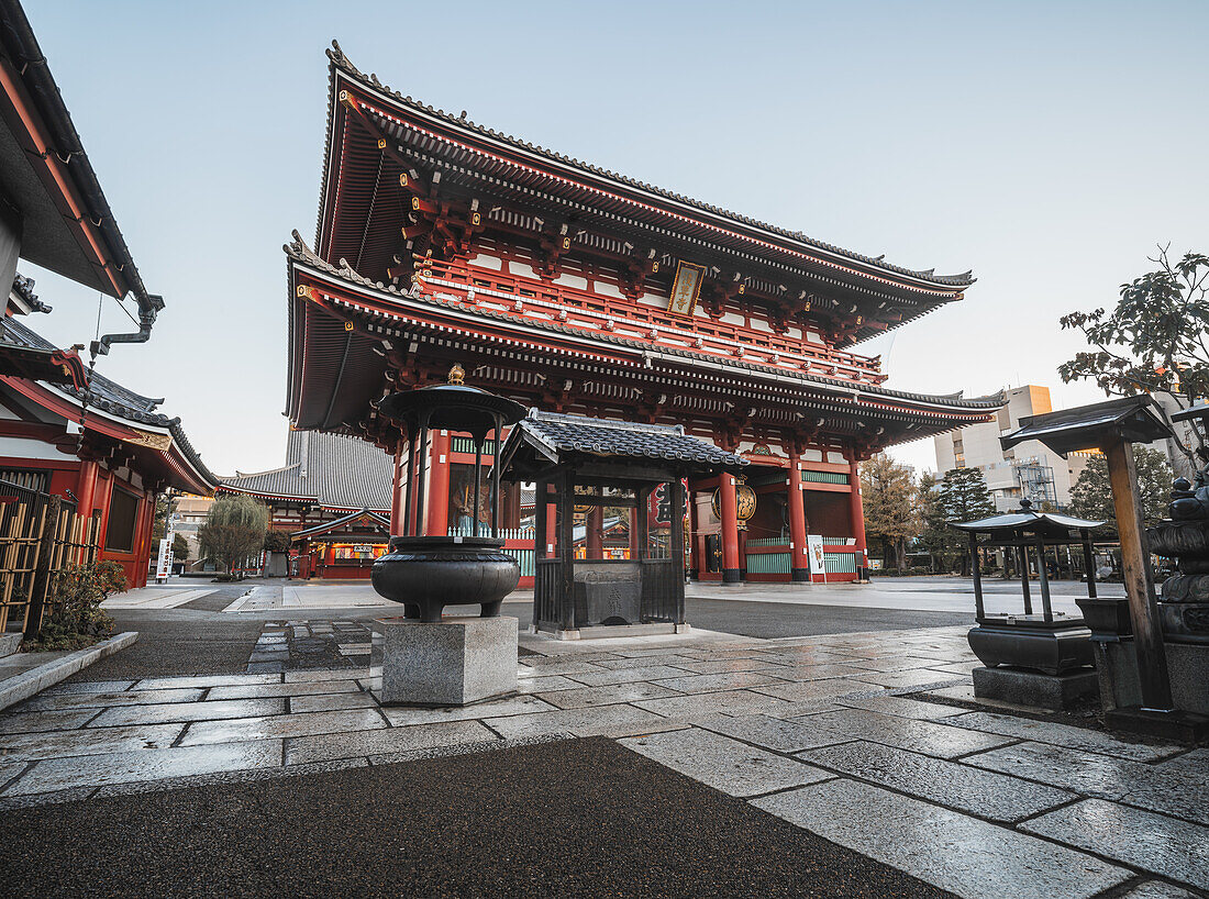 Sunrise at Hozomon Gate in the Senso-Ji Buddhist temple complex (Asakusa Kannon),Tokyo,Japan,Asia