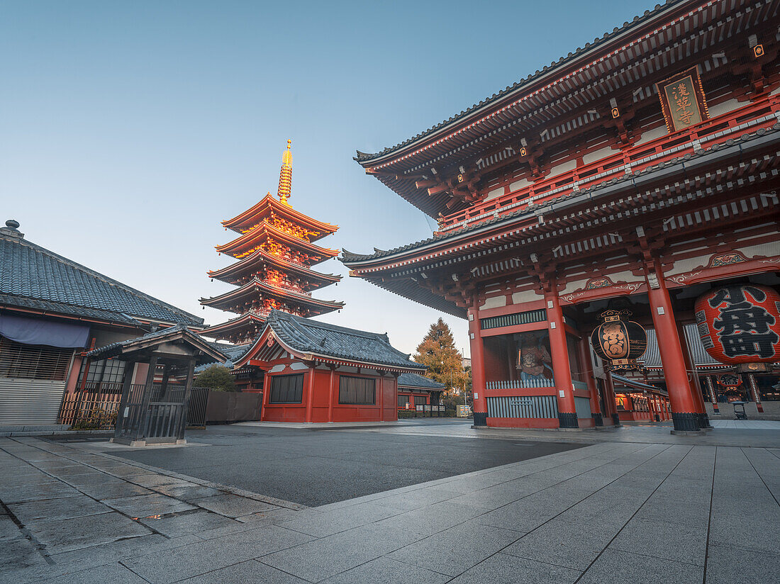 Sonnenaufgang am Hozomon-Tor und der fünfstöckigen Pagode im buddhistischen Senso-Ji-Tempelkomplex (Asakusa Kannon), Tokio, Japan, Asien